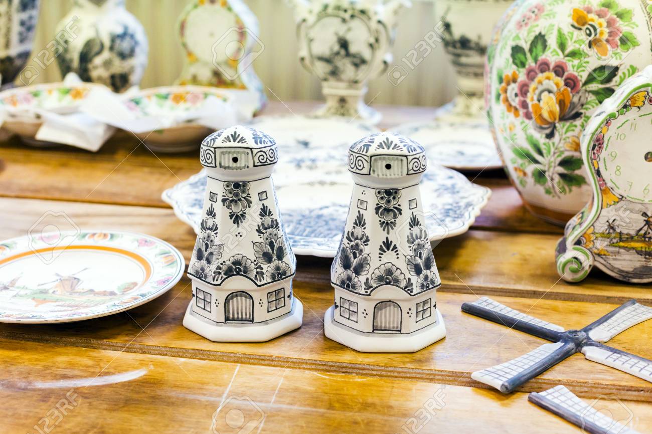 デルフト オランダ 16 年 4 月 8 日 陶器デルフト陶器工場 ロイヤル デルフトのデルフト焼きの手絵画工作物 の写真素材 画像素材 Image