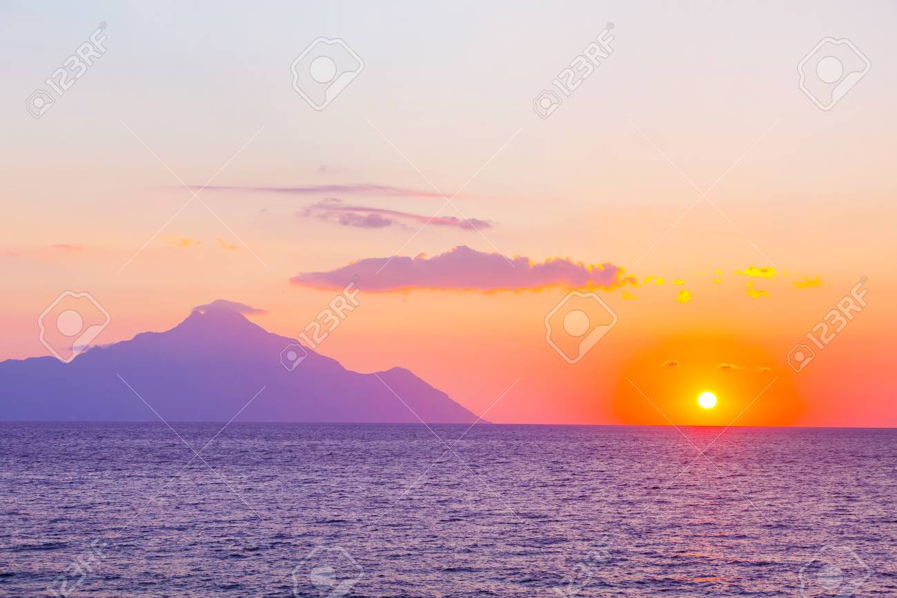 Silhouette De Mont Athos à Lever Soleil Ou Coucher De Soleil Avec Des Rayons Lumineux Et Panorama De La Mer En Grèce