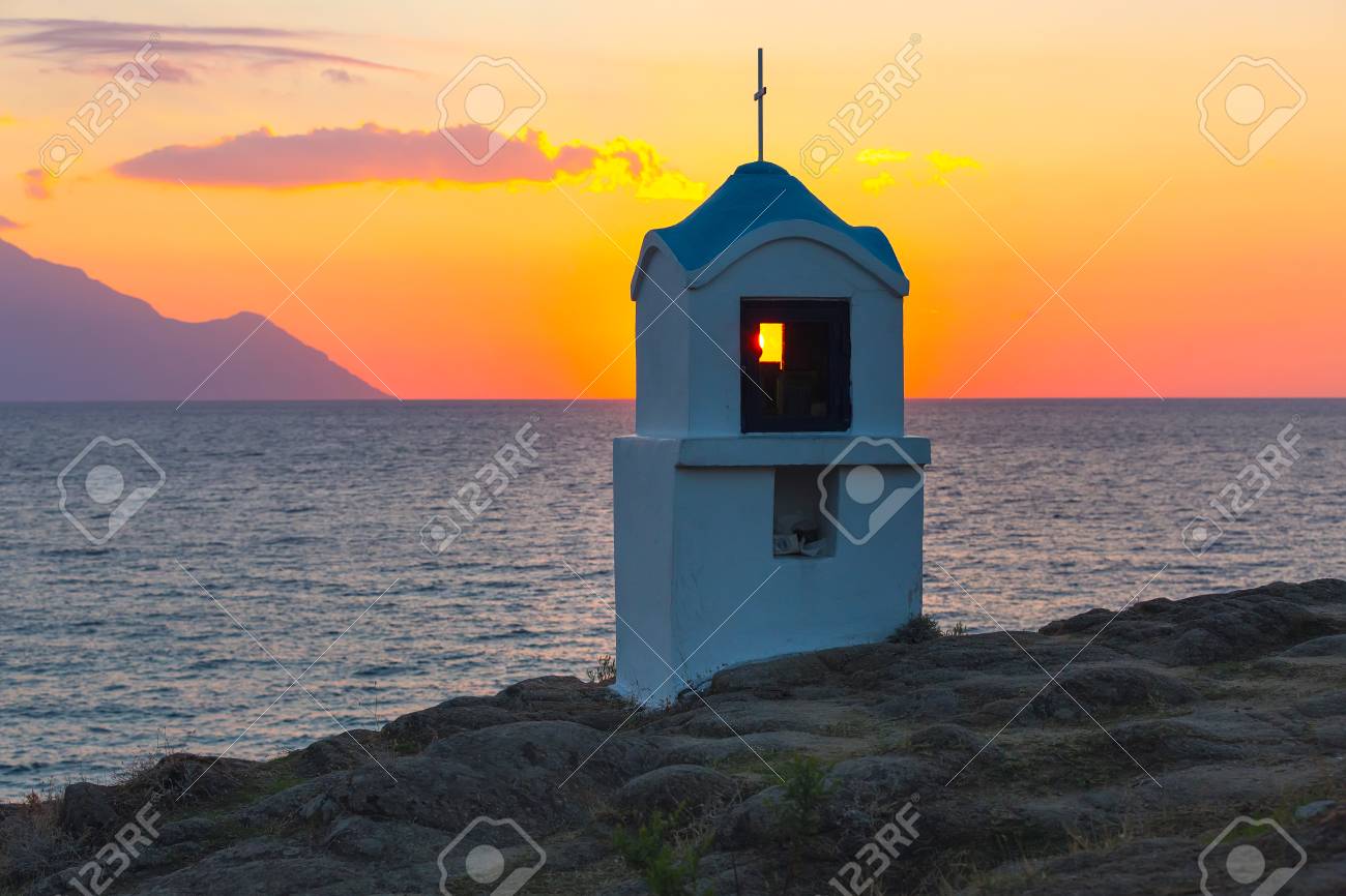 Petite Chapelle Grecque Et Mont Athos Au Lever Ou Coucher Du Soleil Et Panorama Sur La Mer En Grèce