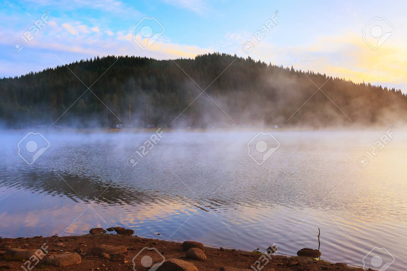 아침 안개 낀 안개 호수, 산 숲 풍경과 화려한 구름 로열티 무료 사진, 그림, 이미지 그리고 스톡포토그래피. Image 85551869