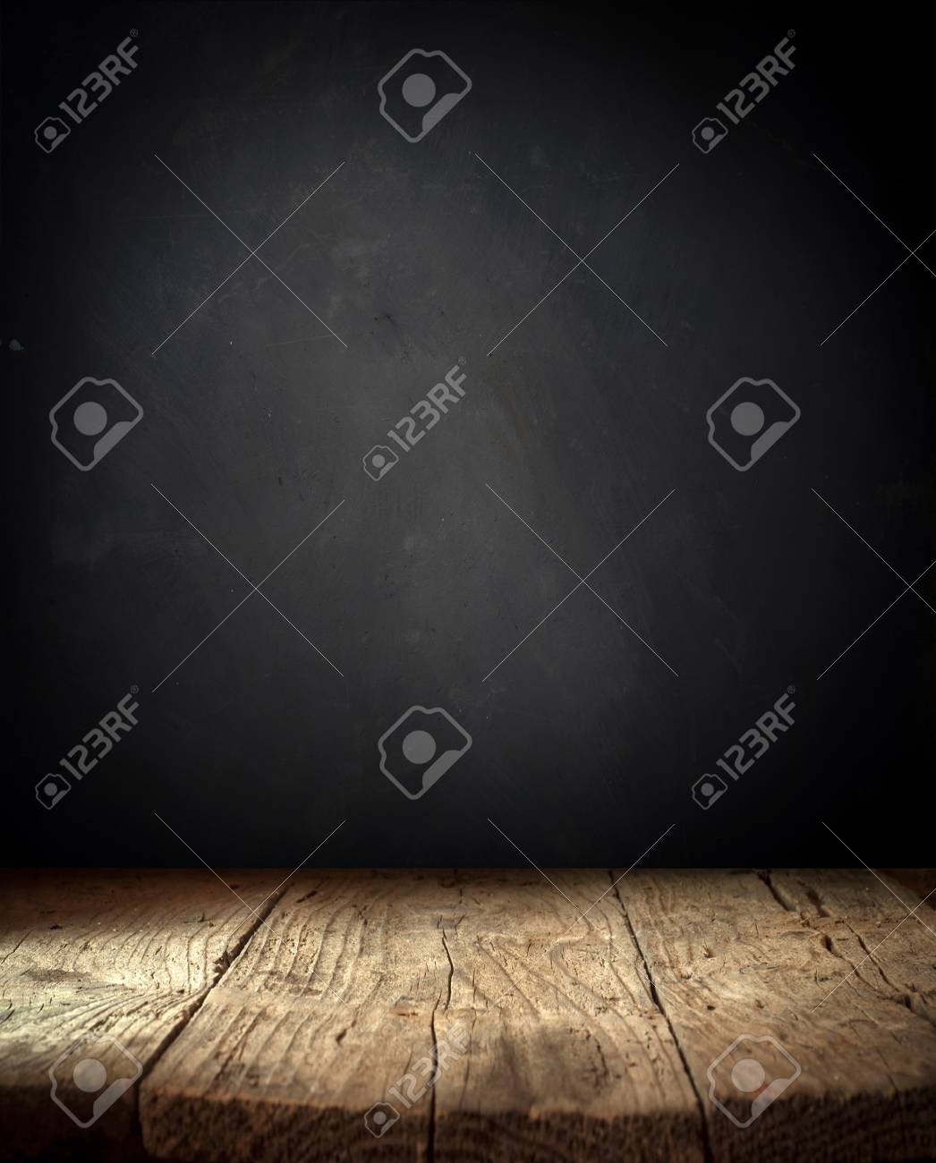 暗い背景に煙と古い木製のテーブルトップ の写真素材 画像素材 Image