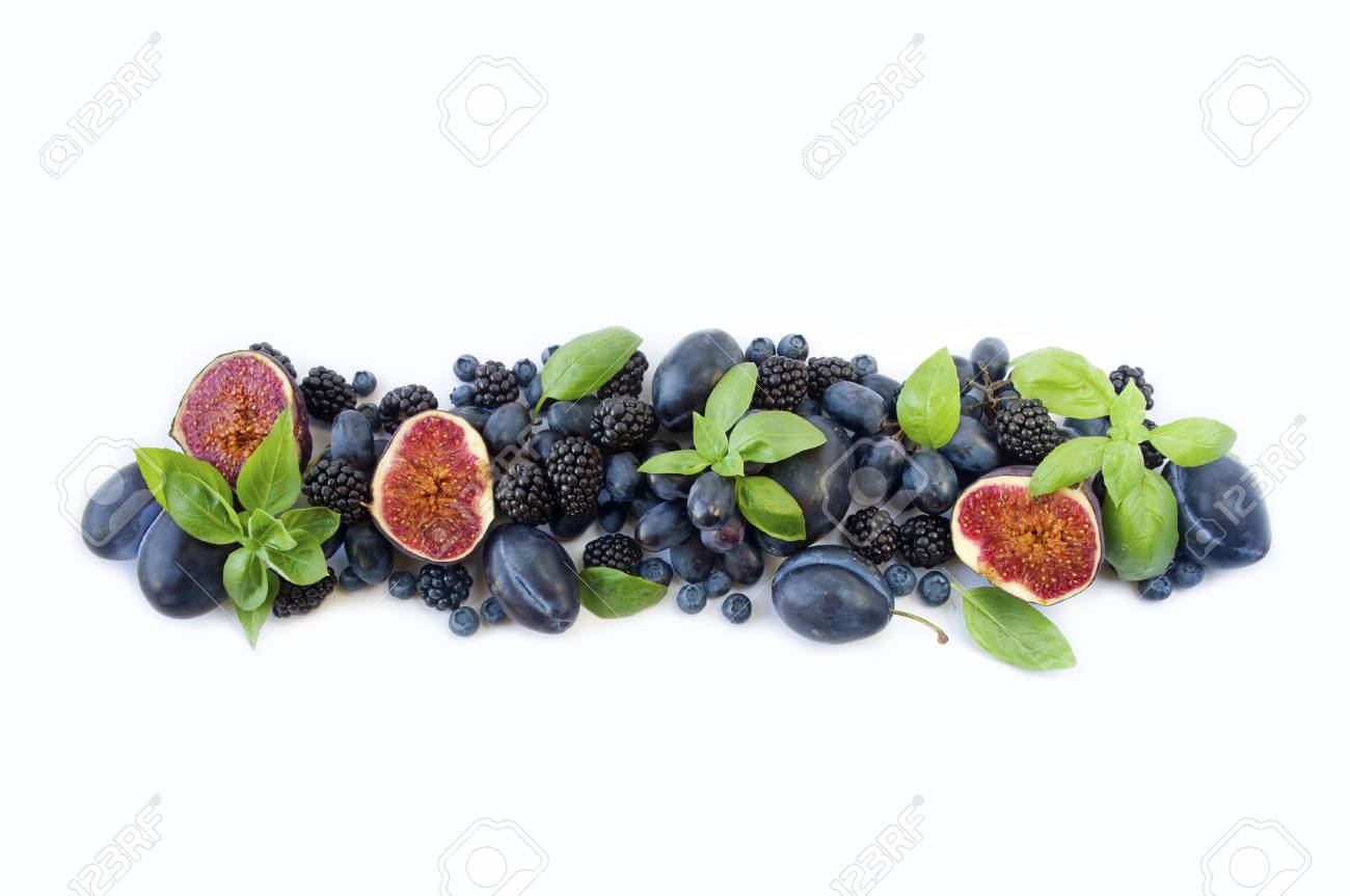 青と紫の食べ物白い背景にバジルと新鮮な果物やベリーのグループ 熟したブルーベリー ブラックベリー ブドウ プラム イチジク コピースペースを持つトップビュー の写真素材 画像素材 Image