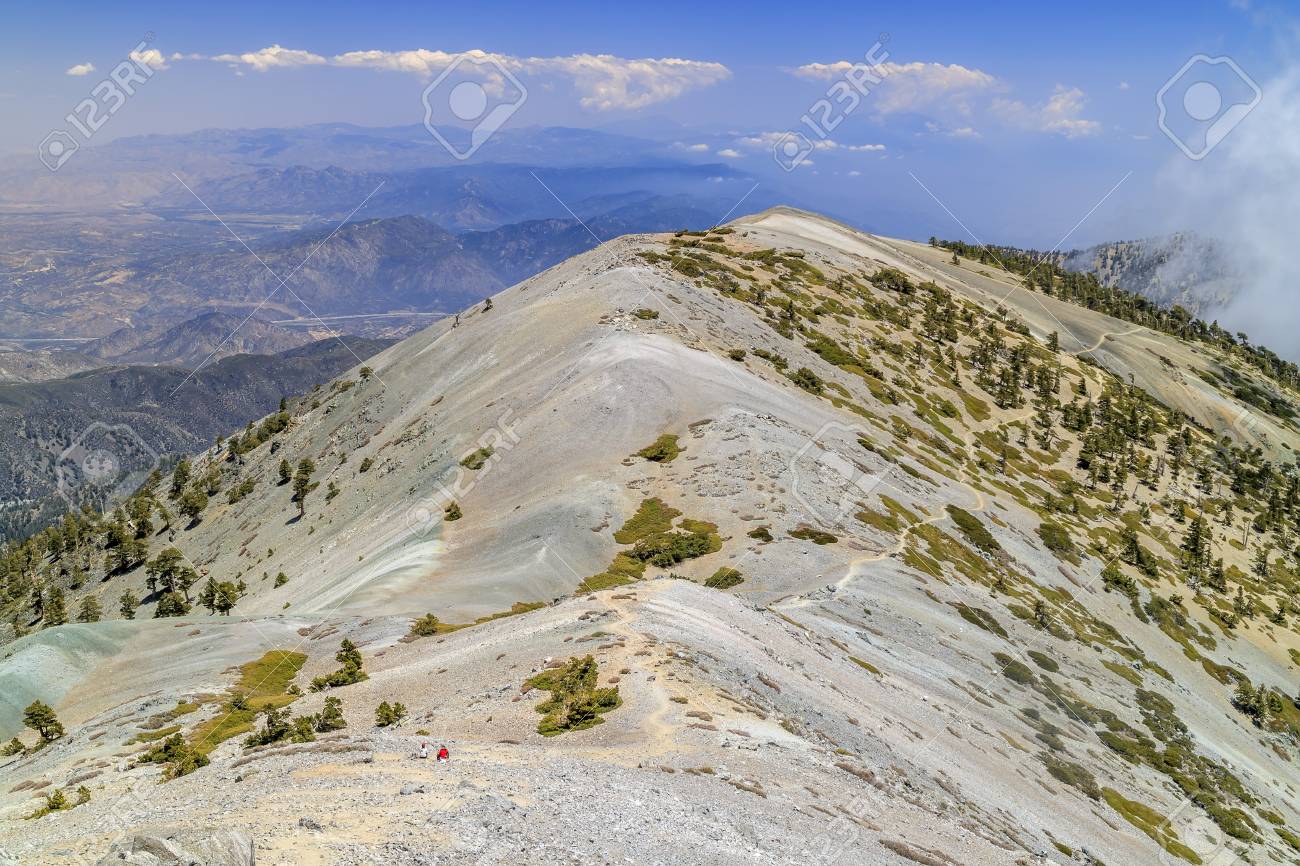 ロサンゼルス カリフォルニア州で山のはげ頭トレイルでのハイキング の写真素材 画像素材 Image