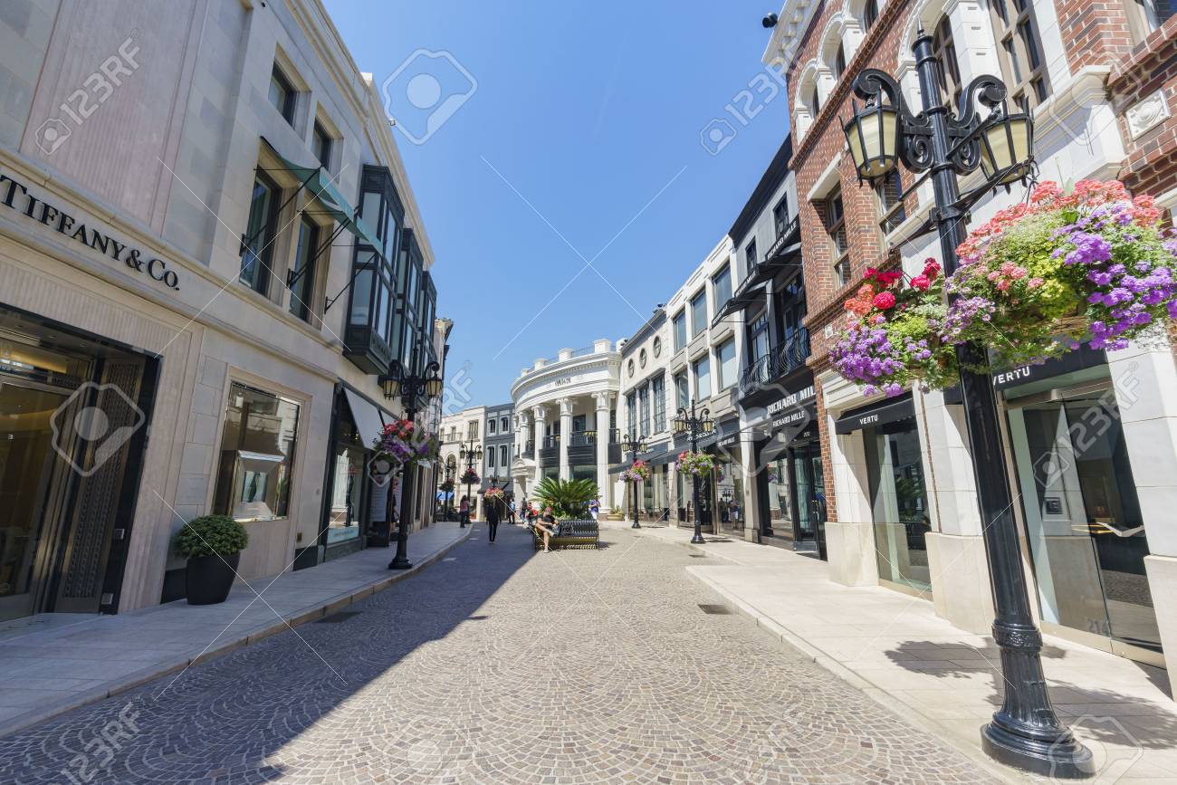 ビバリー ヒルズ カリフォルニア州ロサンゼルスで 17 年 3 月 24 日にビバリーヒルズのビバリー ヒルズ 3 月 24 日 ロデオ ドライブ の写真素材 画像素材 Image