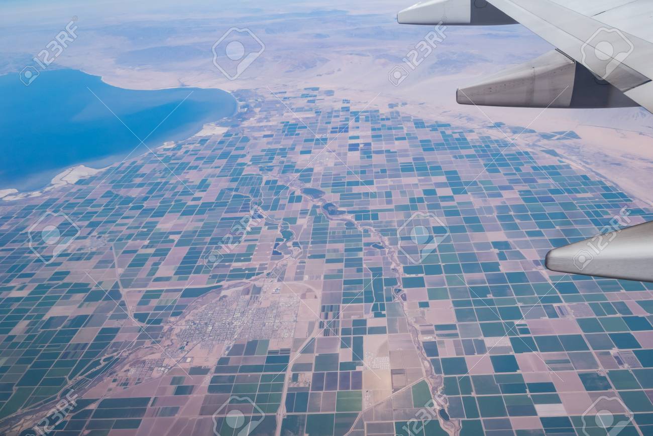 カリフォルニア州サルトン海とブローリーの田園風景の空中写真 の写真素材 画像素材 Image カリフォルニア州サルトン海とブローリーの田園風景の空中写真 の写真素材 画像素材 Image