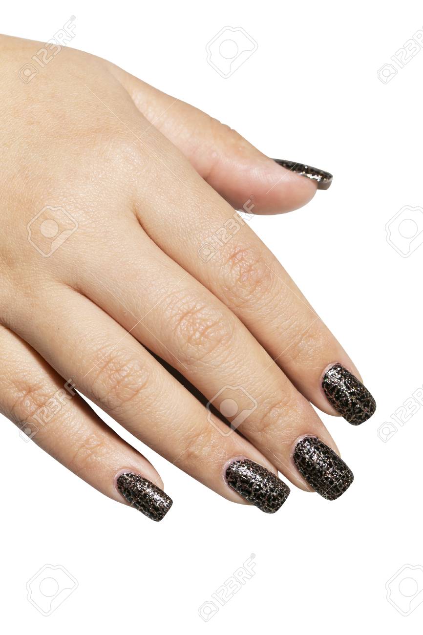 Main avec des paillettes d\u0027or noir et vernis à ongles