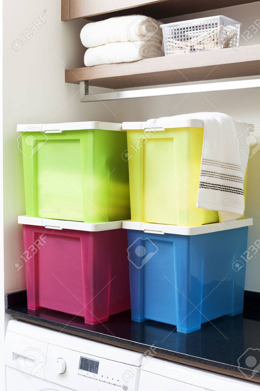 棚の上のカラフルな収納ボックス の写真素材 画像素材 Image
