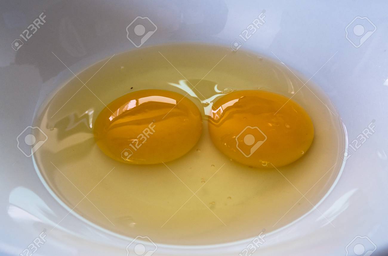 白い皿に生卵 の写真素材 画像素材 Image