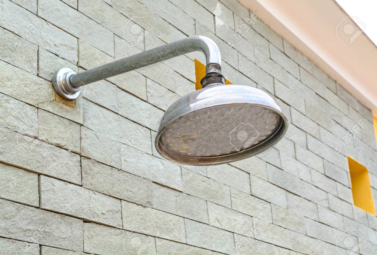 レンガの壁付きのスイミング プール 屋外シャワー ヘッド の写真素材 画像素材 Image