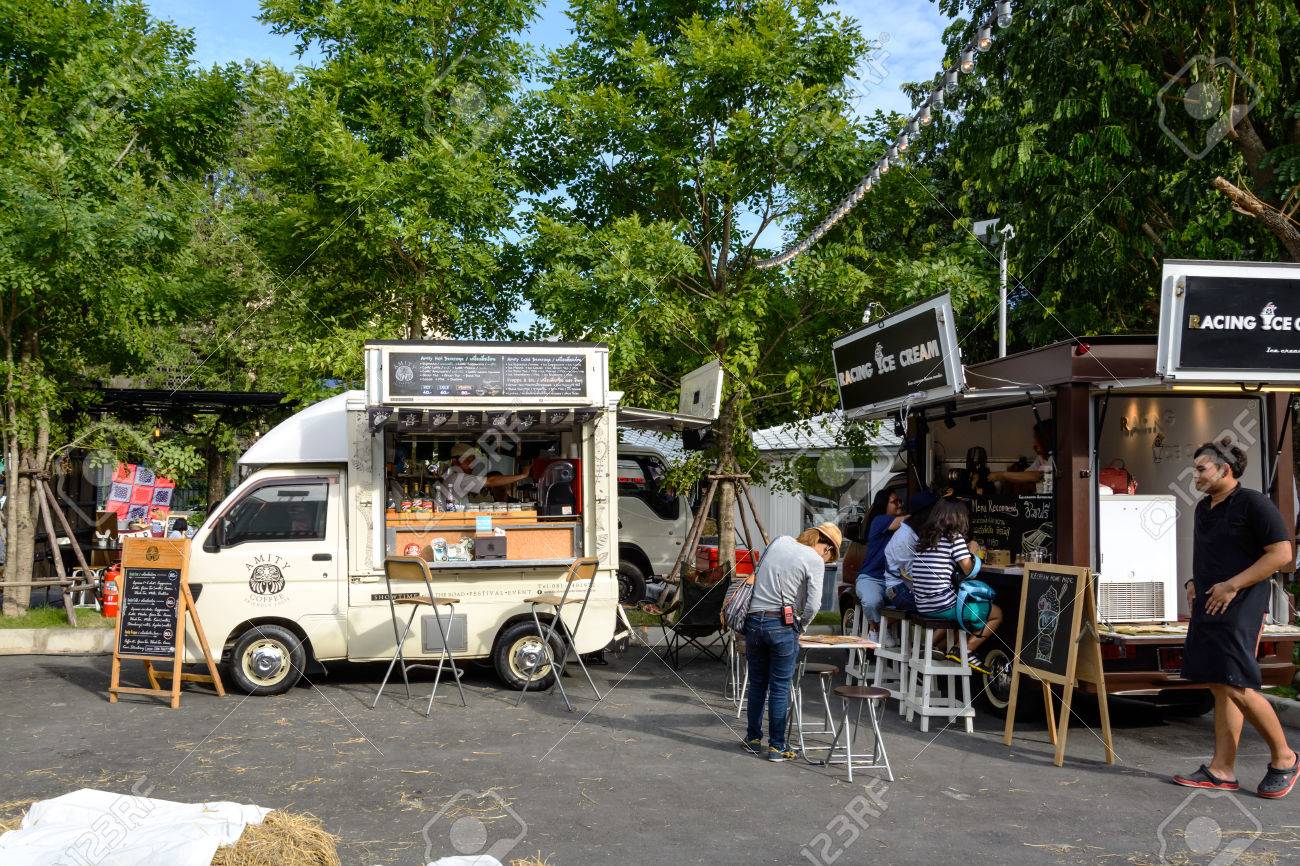 Bangkok Thailande 25 Juillet 2015 Les Gens Commandent Un Repas A Partir De Camions De Nourriture A Truck Food Fair A Bangkok Banque D Images Et Photos Libres De Droits Image 43512949