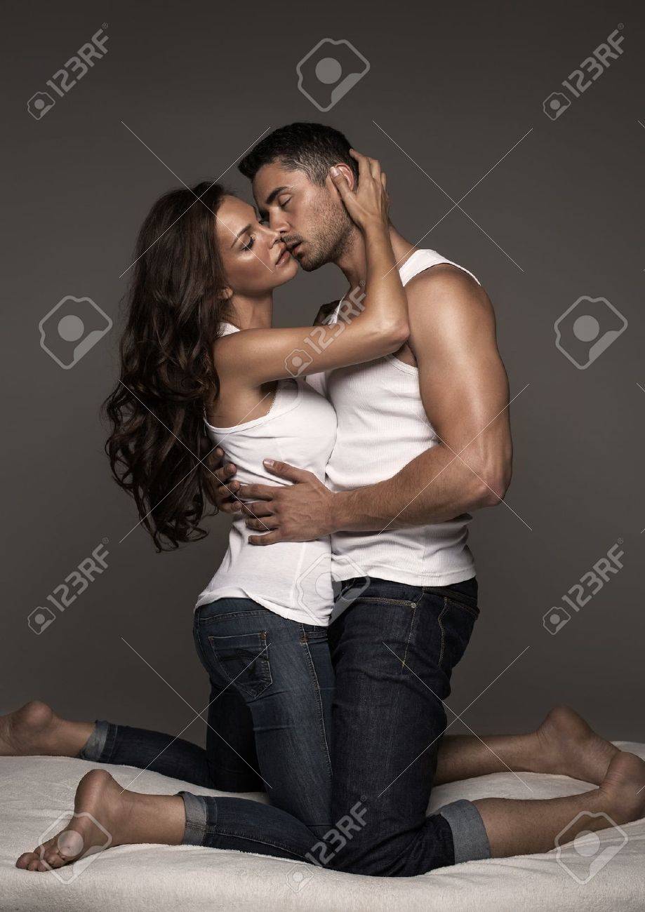 セクシー ベッドでカップルのキス の写真素材 画像素材 Image