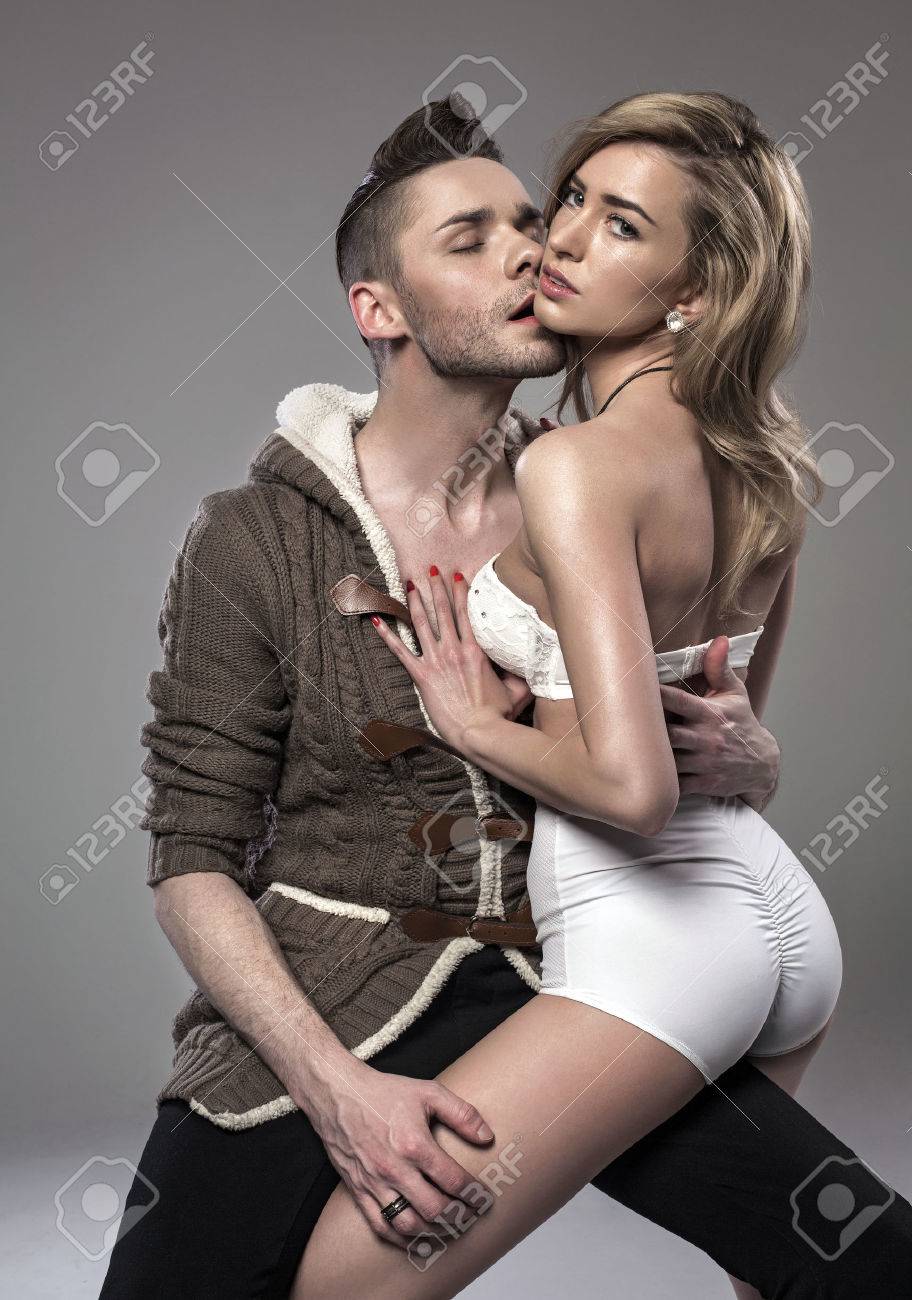 セクシーなカップルを抱いて 各他のキス の写真素材 画像素材 Image