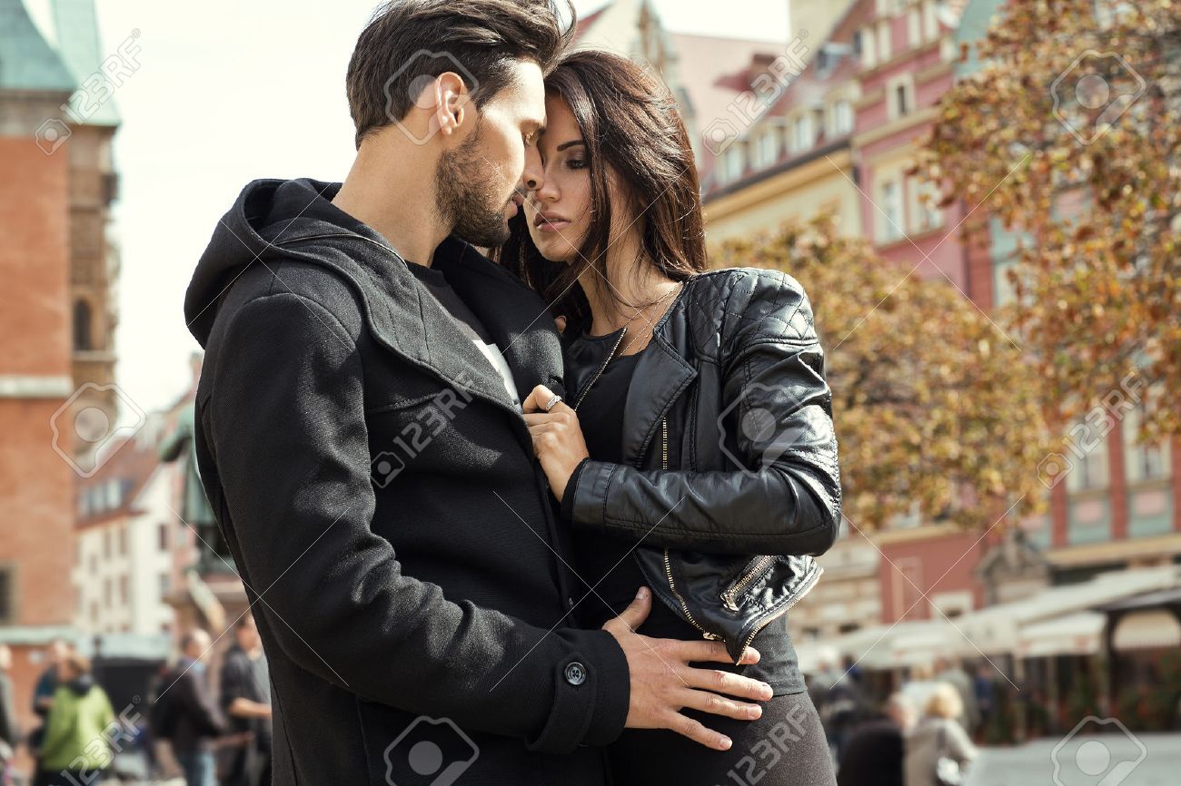 セクシーなカップルはお互いをハグのジャケット の写真素材 画像素材 Image セクシーなカップルはお互いをハグのジャケット の写真素材 画像素材 Image