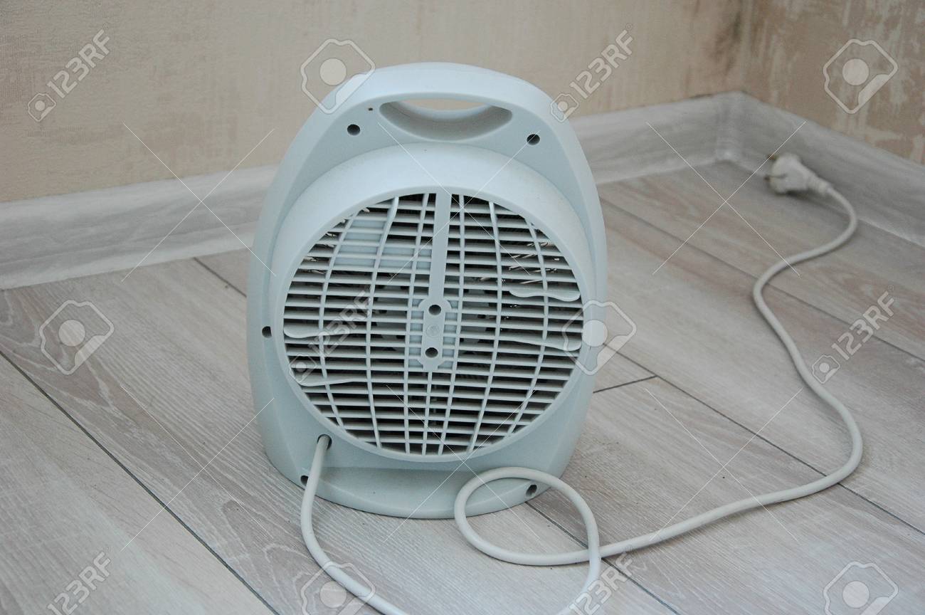 Un Calentador Eléctrico Compacto Con Un Ventilador En El Piso De La Habitación. Fotos, Retratos, Imágenes Y De Archivo Libres De Derecho. Image 91656213.
