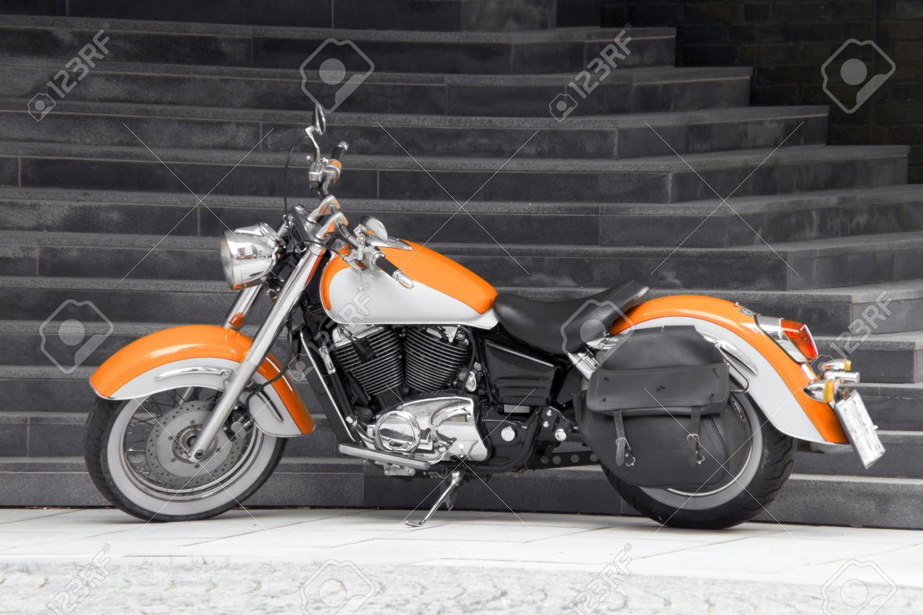オレンジ色 黒と白の背景にオレンジ色の A バイクでバイク の写真素材 画像素材 Image オレンジ色 黒と白の背景にオレンジ色の A バイクでバイク の写真素材 画像素材 Image