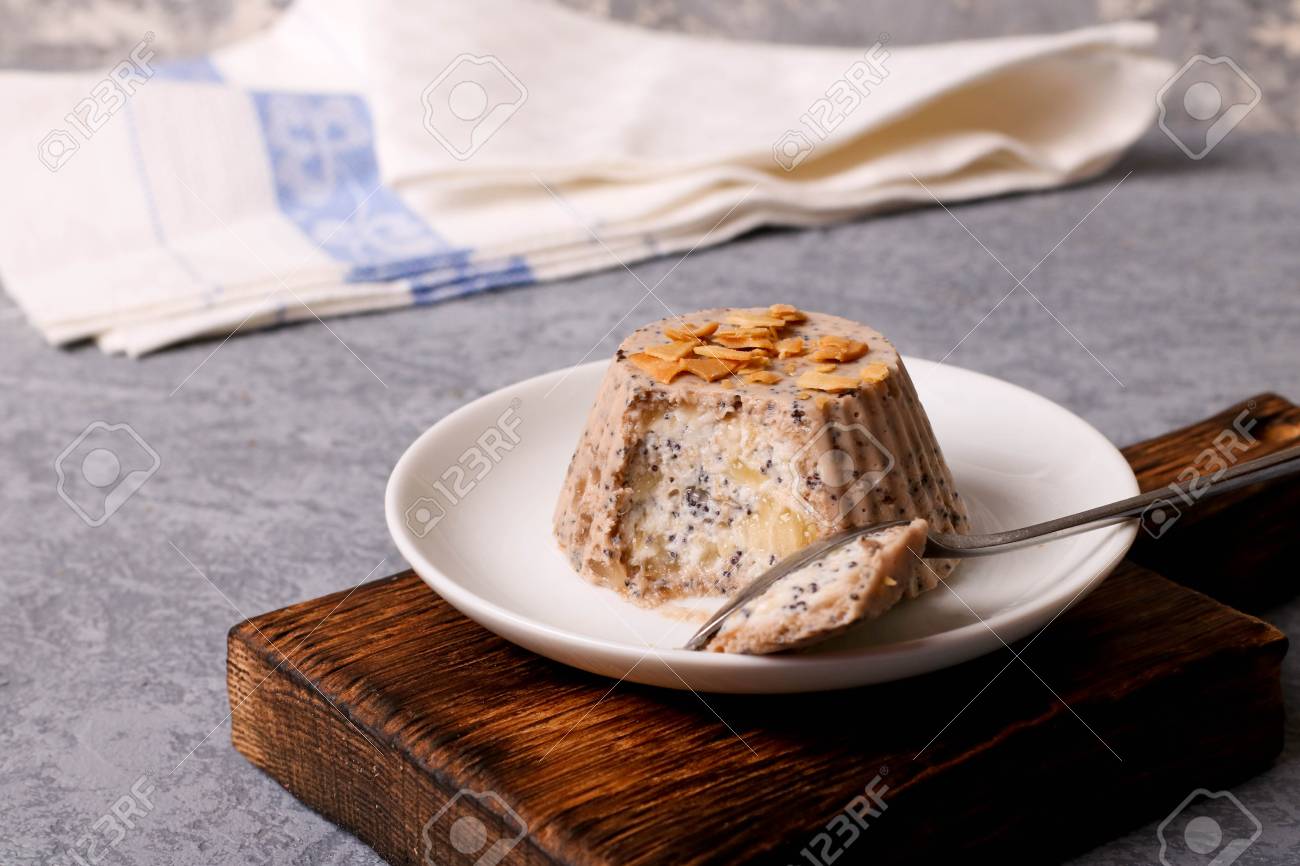 ヘルシーグルテンフリーの自家製バナナマフィンとそば粉 ケシの種を持つビーガンマフィン クローズアップ 水平 の写真素材 画像素材 Image ヘルシーグルテンフリーの自家製バナナマフィンとそば粉 ケシの種を持つビーガンマフィン クローズアップ 水平 の写真素材 画像素材 Image