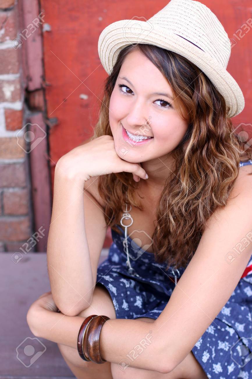 かわいい女の子は リラックスして幸せな情報で 屋外に座って 彼女の手彼女のあごを乗せたします の写真素材 画像素材 Image