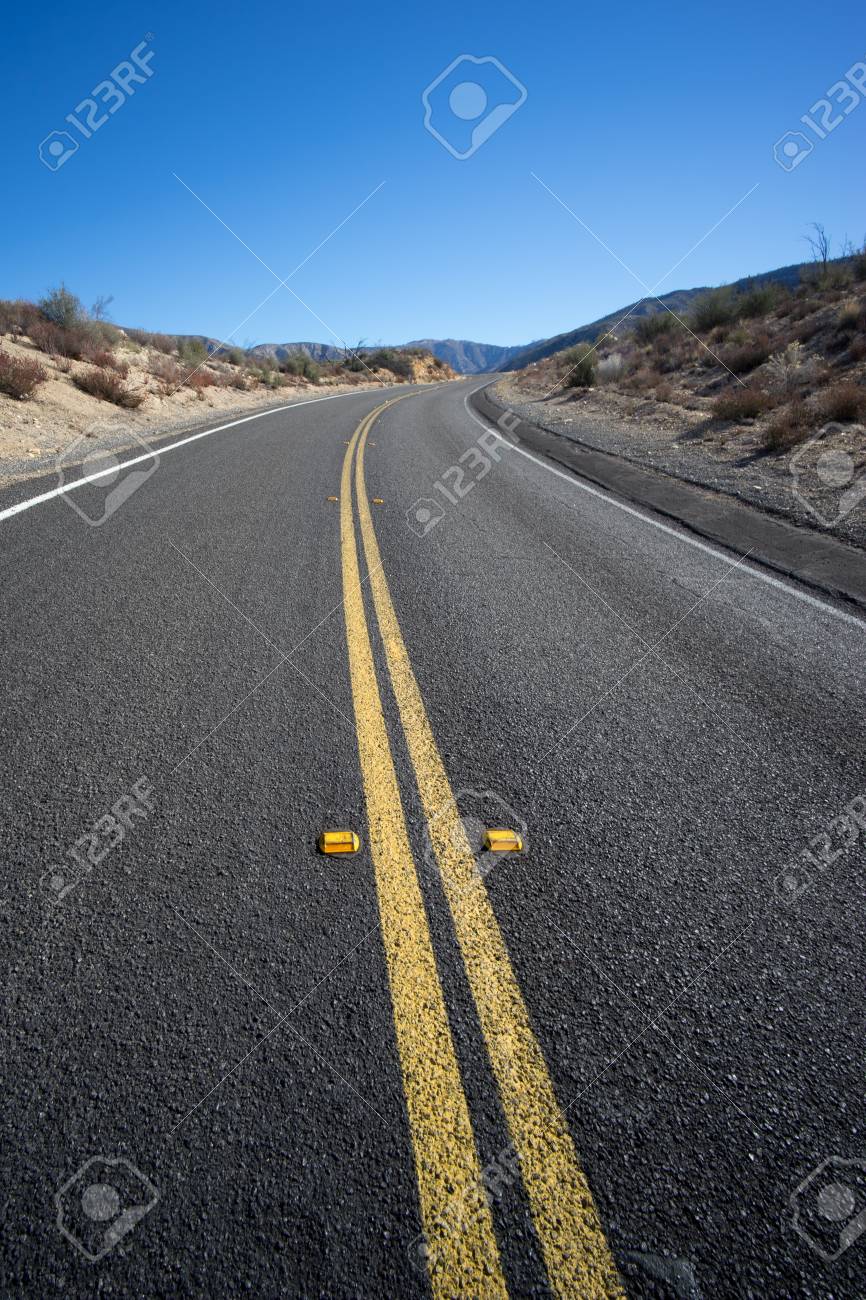 道路は アメリカ南西部の砂漠の荒野でカーブを曲がっています の写真素材 画像素材 Image 道路は アメリカ南西部の砂漠の荒野でカーブを曲がっています の写真素材 画像素材 Image