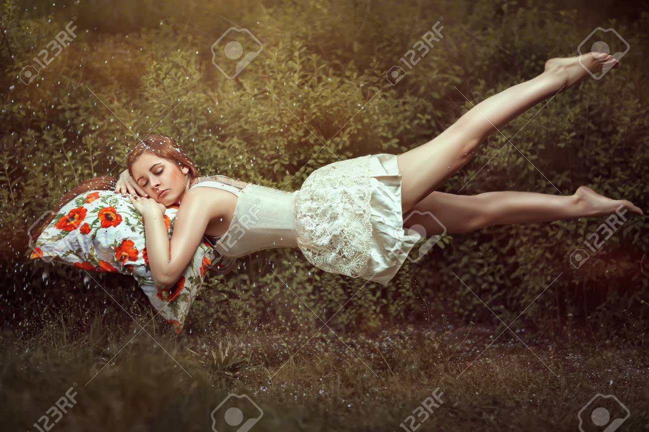 Levitation Madchen Auf Einem Bett In Einem Sussen Traum Lizenzfreie Fotos Bilder Und Stock Fotografie Image 25307778
