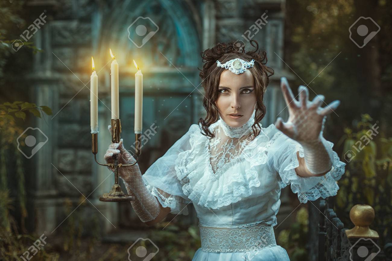 夜を暗きます ろうそくが燃えているの燭台が手に持つ少女 女の子は 私たち恐怖な強烈な恐怖を誘発します の写真素材 画像素材 Image