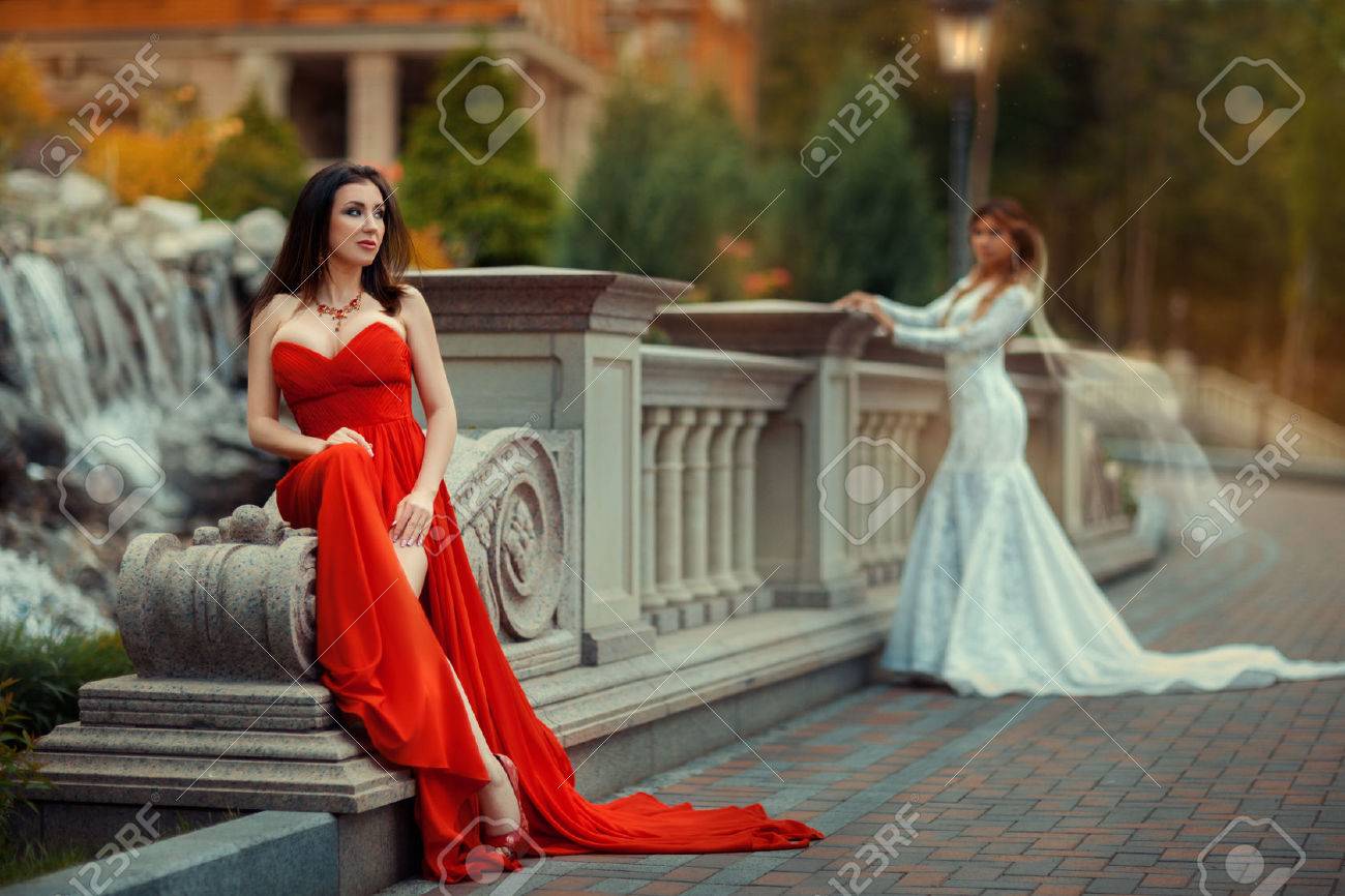 赤い公園の女の子が公園で座っています バック グラウンドでの夢のような花嫁を Rasfokus です の写真素材 画像素材 Image