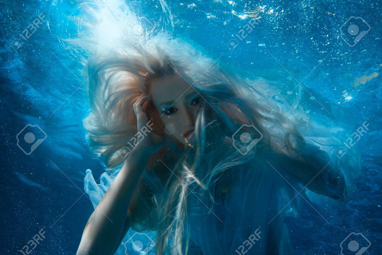 水の下の長いブロンドの髪を持つ女性 人魚のようです の写真素材 画像素材 Image