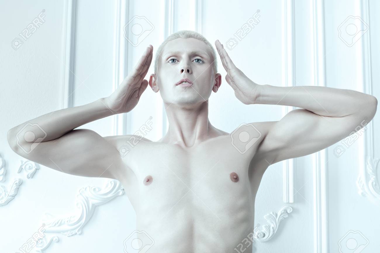 白い肌と青い目の男性のアルビノ の写真素材 画像素材 Image 白い肌と青い目の男性のアルビノ の写真素材 画像素材 Image