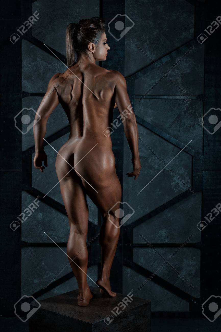 La Chica Desnuda El Culturista Que Muestra Los Músculos De Socorro. Fotos,  retratos, imágenes y fotografía de archivo libres de derecho. Image 63982085