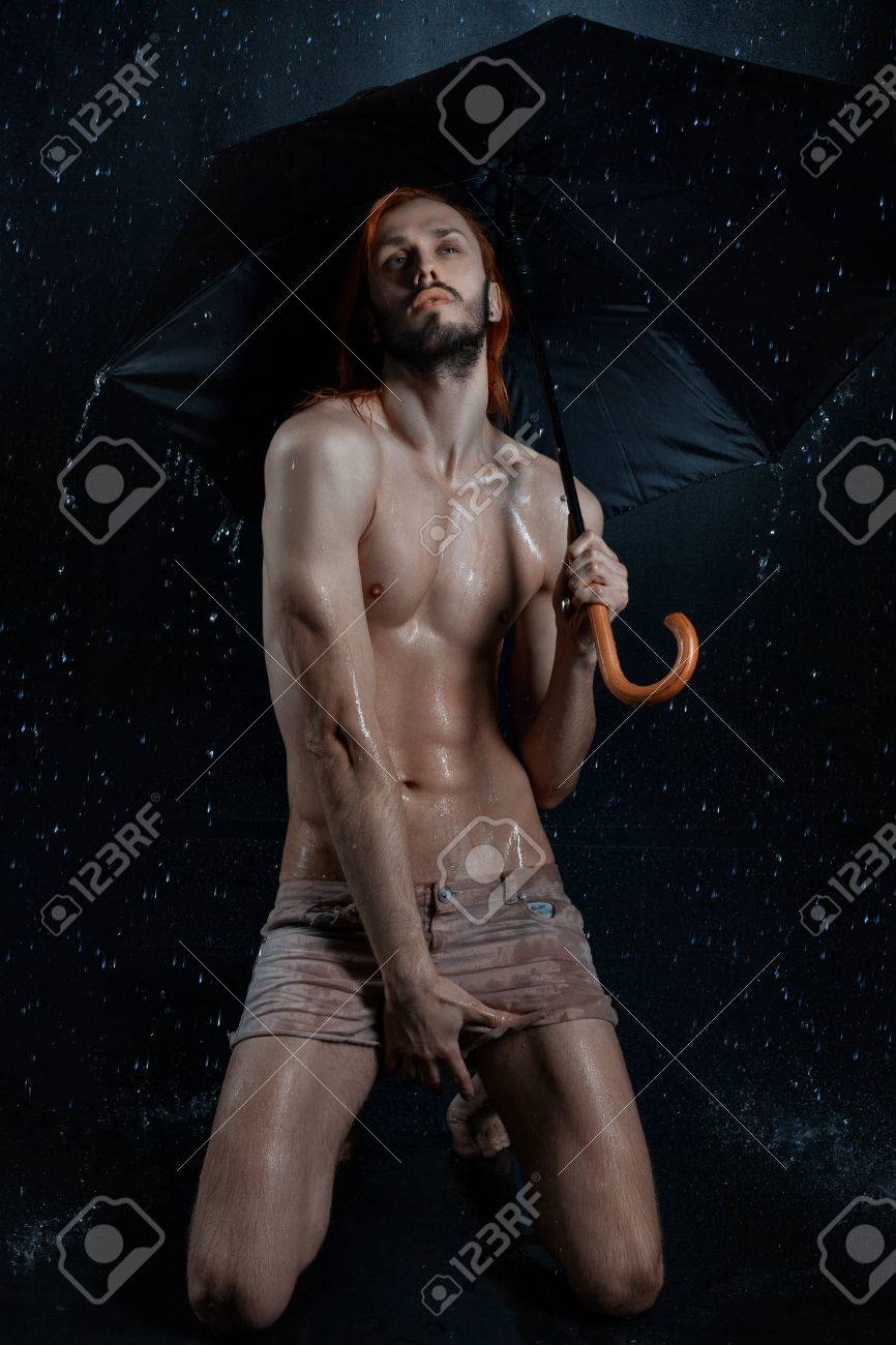 Hombre Desnudo Y Húmedo Bajo Las Gotas De Agua. Fotos, retratos, imágenes y  fotografía de archivo libres de derecho. Image 76674398