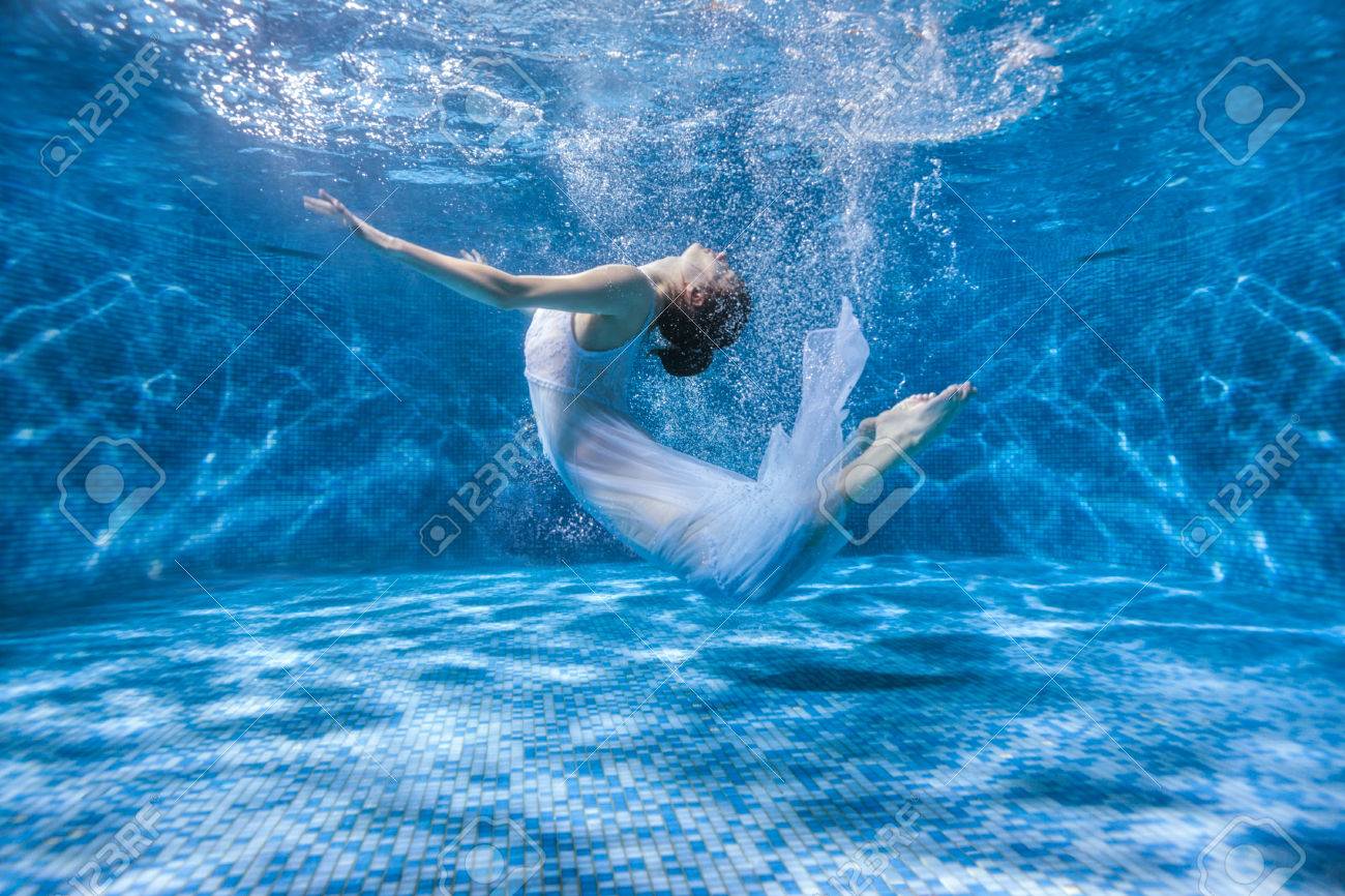 Danseuse Sous Leau Dans Une Piscine En Robe Blanche Elle Est Comme Une Rusalka Photographie Surréaliste