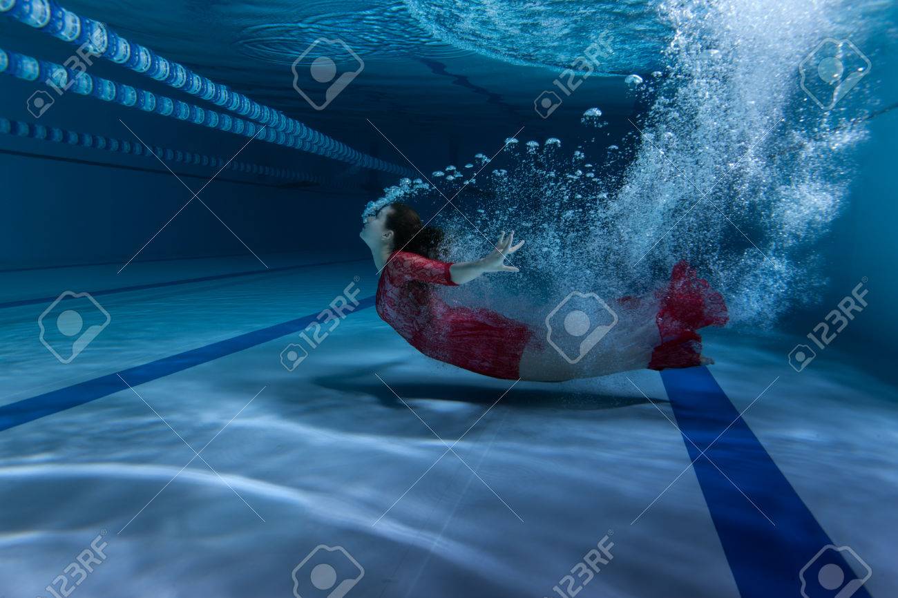 水泳は バーストの多くを作成する水に潜る の写真素材 画像素材 Image