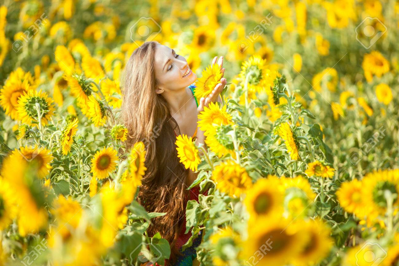 お花畑で幸せな女は 自分自身を楽しんでいます の写真素材 画像素材 Image