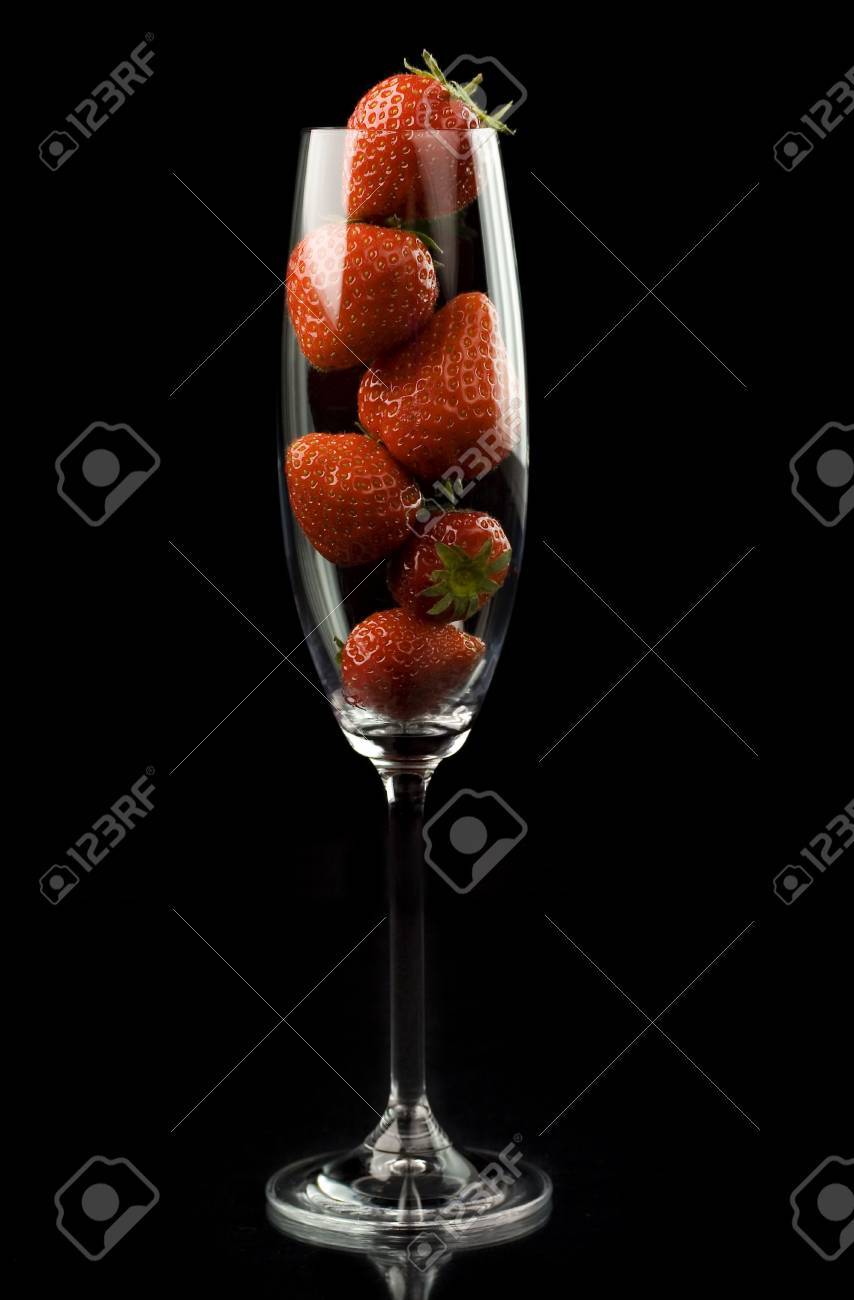 黒の背景にイチゴのシャンパン グラス の写真素材 画像素材 Image