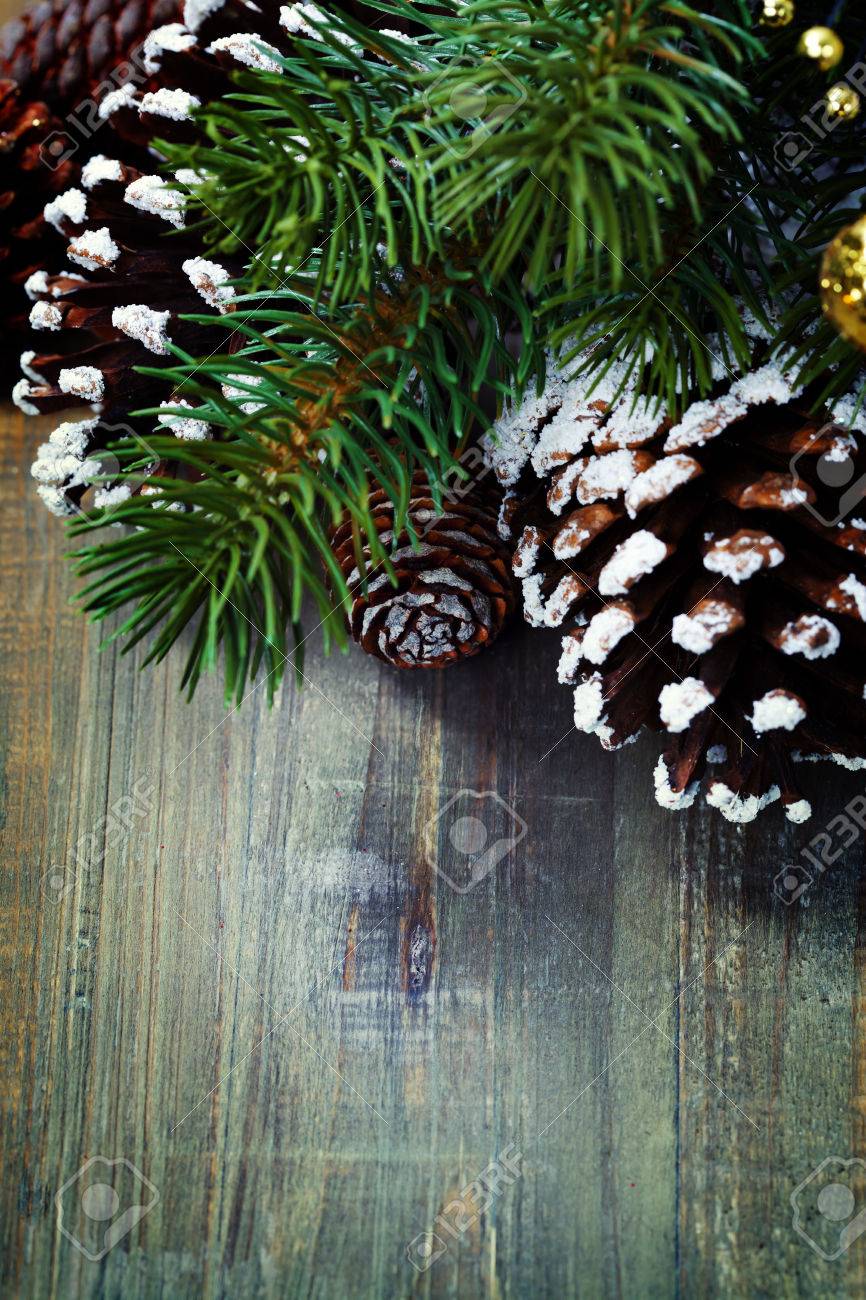 クリスマス ツリーとコーンの枝 の写真素材 画像素材 Image