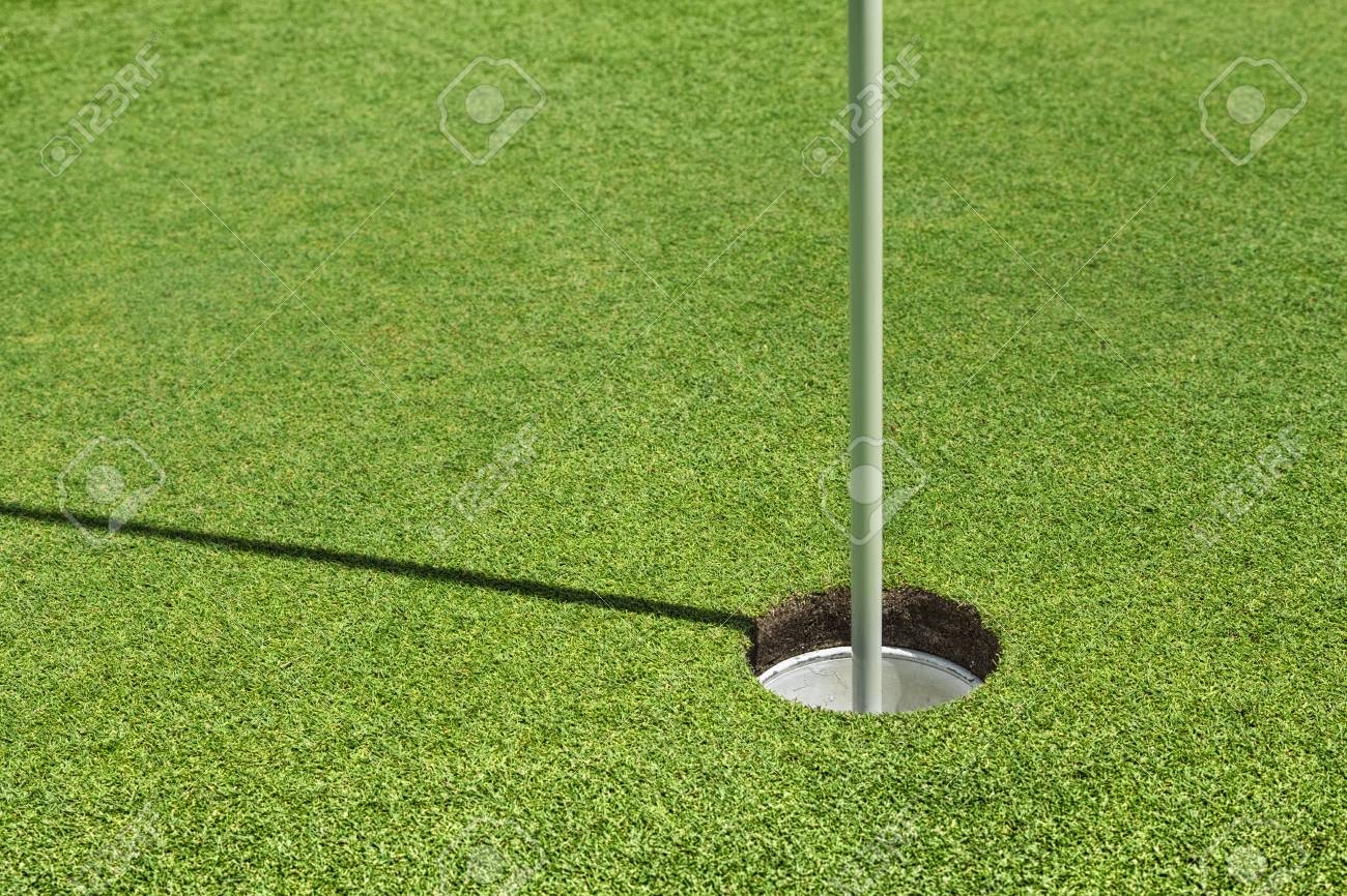 パッティング グリーンでゴルフの穴 の写真素材 画像素材 Image