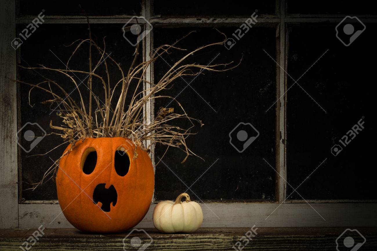 ショックを受けたジャック O ランタン出窓の棚に の写真素材 画像素材 Image