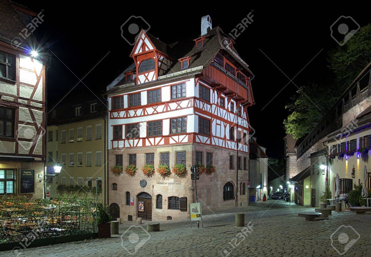 Nachtansicht Des Albrecht-Dürer-Haus In Nürnberg, Deutschland ... Nachtansicht Des Albrecht-Dürer-Haus In Nürnberg, Deutschland ...