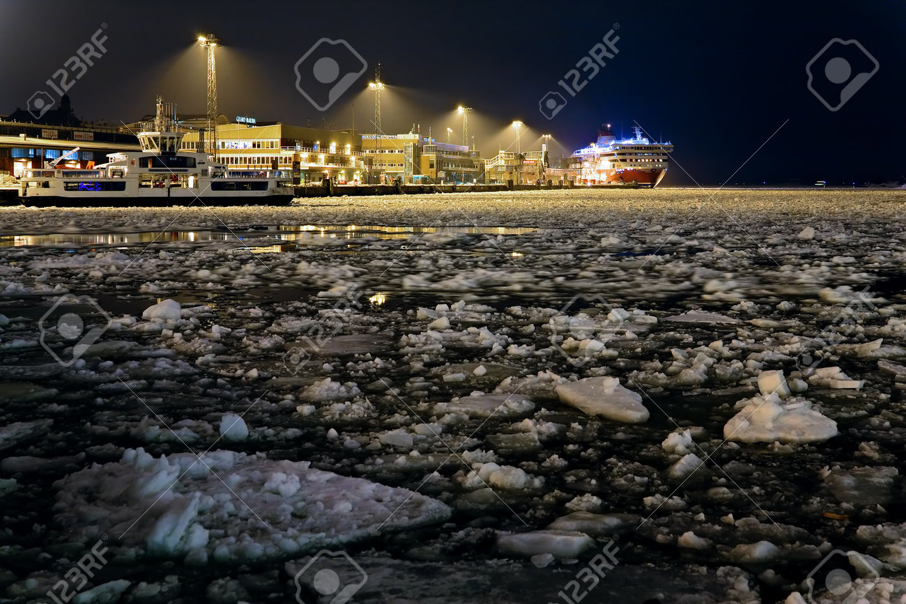 バイキング ライン フェリー ターミナル ヘルシンキでフィンランドの冬夜 の写真素材 画像素材 Image