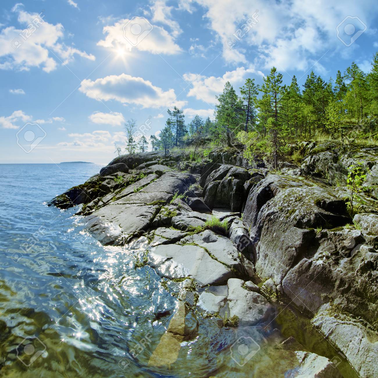 太陽とラドガ湖石海岸 カレリア共和国 ロシア の写真素材 画像素材 Image 太陽とラドガ湖石海岸 カレリア共和国 ロシア の写真素材 画像素材 Image