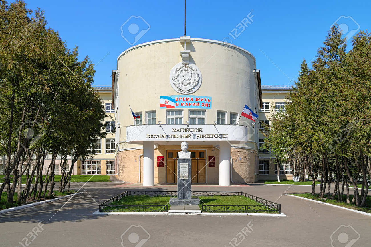 ヨシュカル オラ ロシア マリ州立大学 旧家のソビエト ソビエト連邦 ヴァシリ モソロフ マリ エル共和国の最初の売春婦のバストのメインの建物 の写真素材 画像素材 Image