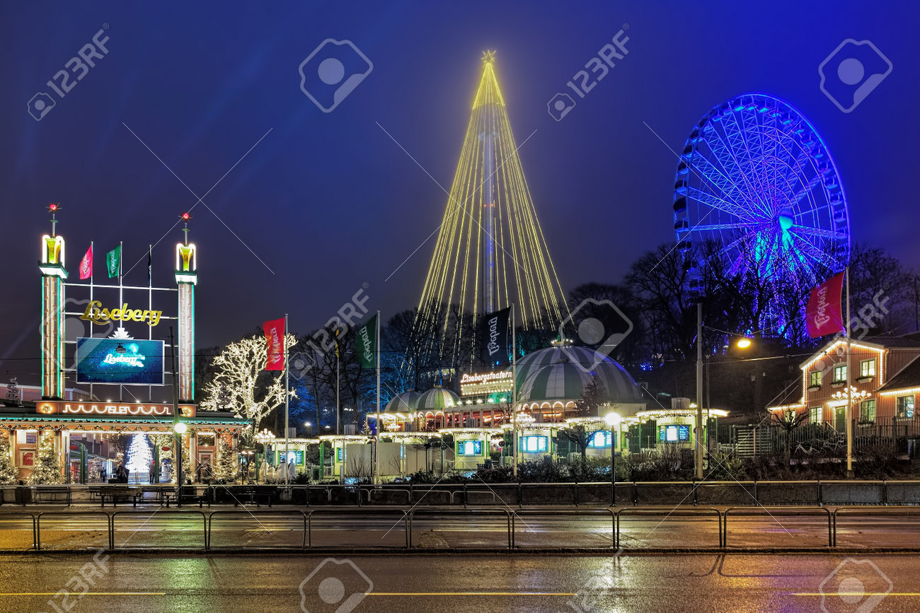 ヨーテボリ スウェーデン 15 年 12 月 17 日 正面入り口とクリスマス デコレーション リセベリ公園 スカンジナビアやスウェーデンの最も有名なクリスマス マーケットの最も訪問された遊園地の一つです の写真素材 画像素材 Image