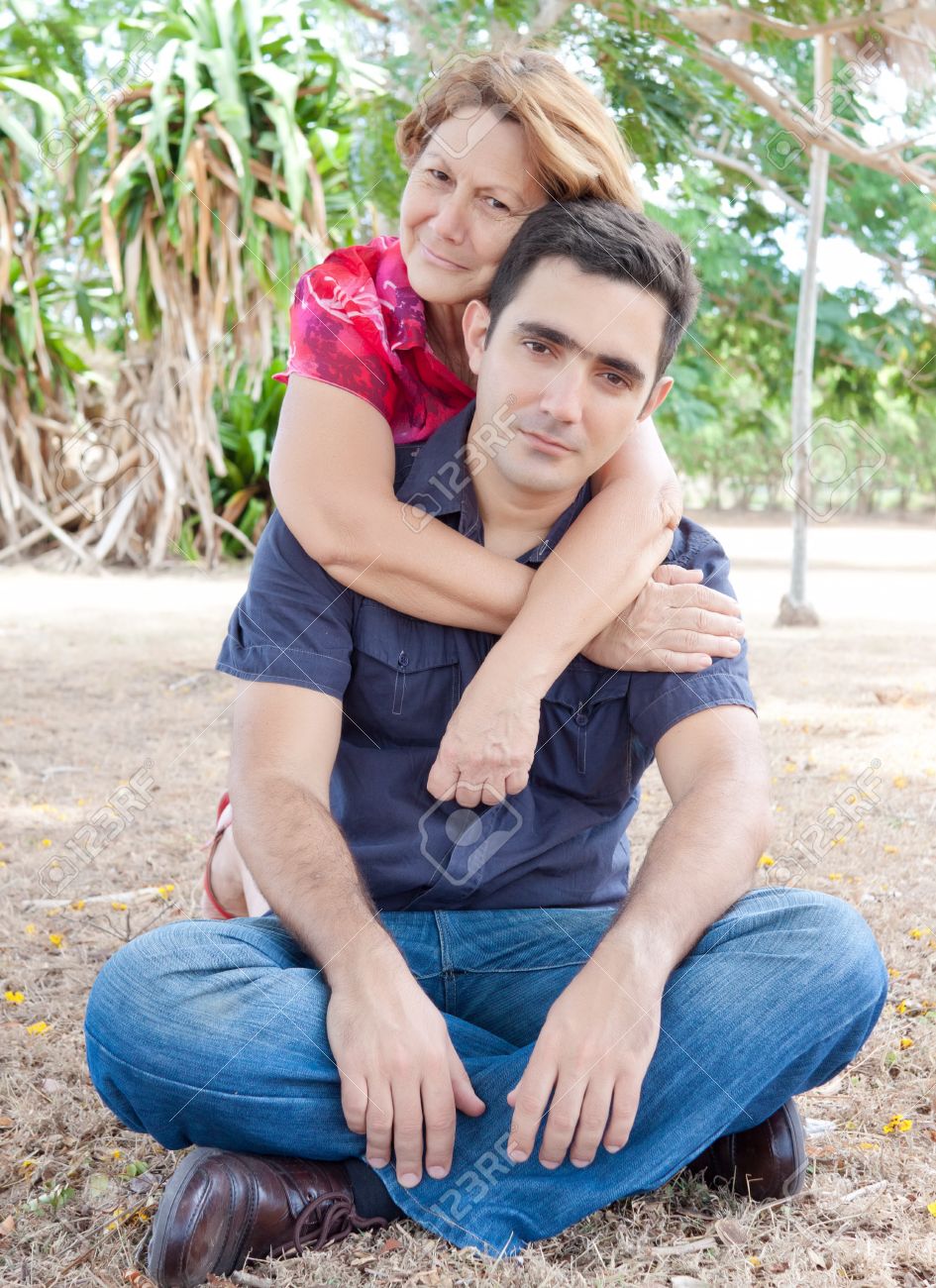 jeune homme et femme mature Jeune homme et femme mature