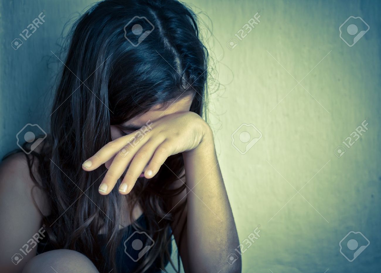 chica triste y solitaria
