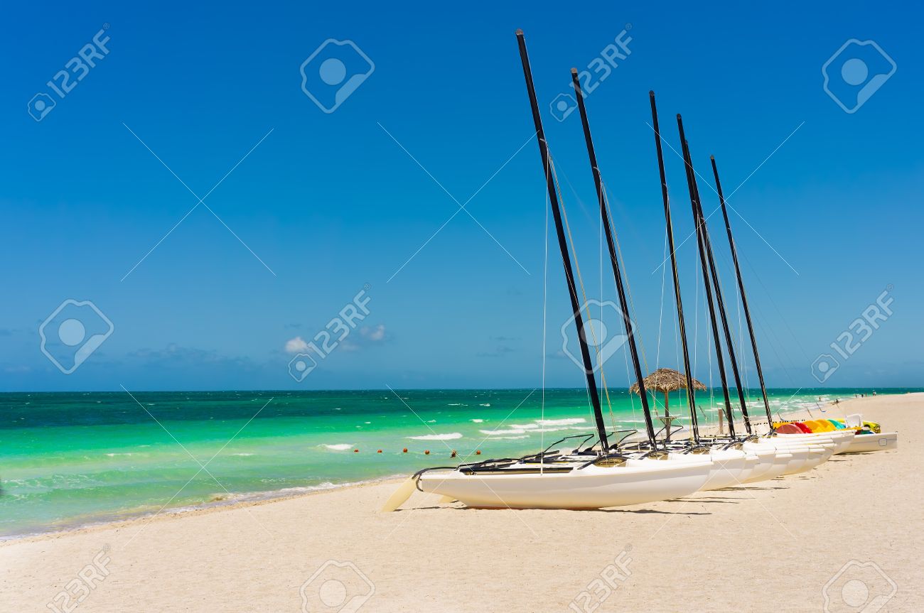 Barche A Vela E Pedalò In Un Porto Turistico Sul Mare Nella Famosa Spiaggia Di Varadero A Cuba