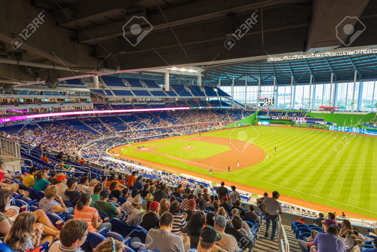 マイアミ マーリンズ再生東部のメジャー リーグ野球ナショナル リーグのゲームでアトランタ ブレーブス の写真素材 画像素材 Image