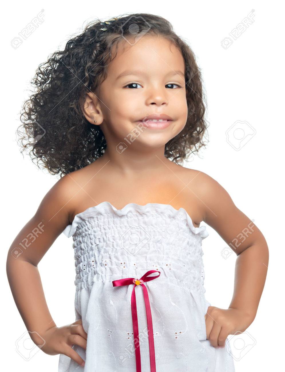 Portrait D Une Petite Fille Afro Americaine Aux Cheveux Boucles Isole Sur Blanc Banque D Images Et Photos Libres De Droits Image