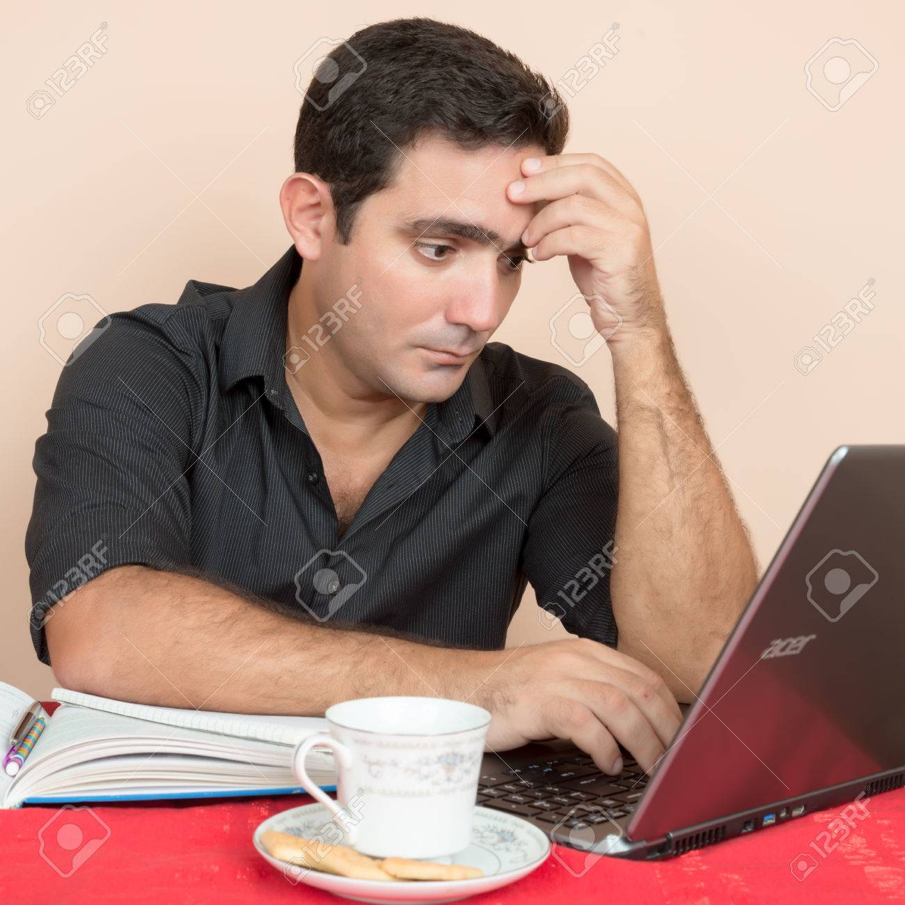Erwachsenenbildung - Spanisch Mann Studiert Oder Bei Der Büroarbeit ... Erwachsenenbildung - Spanisch Mann Studiert Oder Bei Der Büroarbeit ...