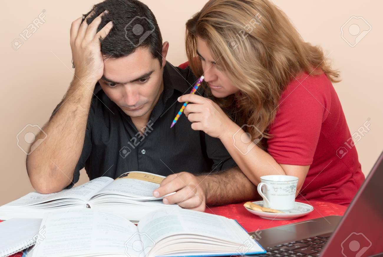 Erwachsenenbildung - Spanisch Mann Und Frau Studieren Oder Bei Der ... Erwachsenenbildung - Spanisch Mann Und Frau Studieren Oder Bei Der ...