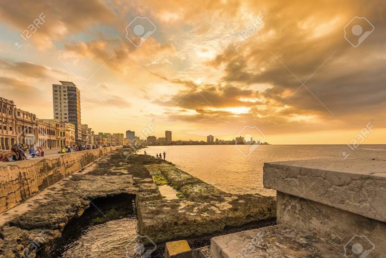 ハバナのキューバとマレコン通りに沿って観光客の景色と美しい夕日 の写真素材 画像素材 Image