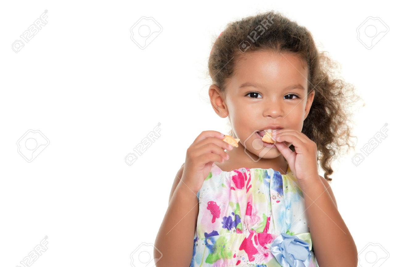 白で隔離クッキーを食べるかわいい小さな女の子 の写真素材 画像素材 Image 白で隔離クッキーを食べるかわいい小さな女の子 の写真素材 画像素材 Image